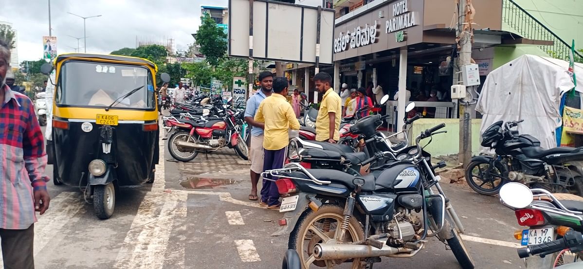 ಪುರಸಭೆ ಬಸ್ ನಿಲ್ದಾಣದ ಬಳಿ ಪಾದಚಾರಿ ಮಾರ್ಗದಲ್ಲಿಯೇ ವಾಹನ ನಿಲುಗಡೆ