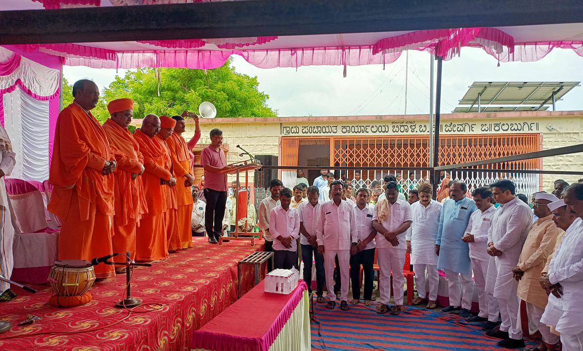 ಜೇವರ್ಗಿ ತಾಲ್ಲೂಕಿನ ಬಿರಾಳ ಗ್ರಾಮದಲ್ಲಿ ಡಾ. ಎಸ್‌.ಎ.ಪಾಟೀಲ ಅವರ ಅಂತ್ಯಕ್ರಿಯೆಯಲ್ಲಿ ವಿವಿಧ ಮಠಾಧಿಶರು ರಾಜಕೀಯ ಮುಖಂಡರು ಪಾಲ್ಗೊಂಡಿದ್ದರು