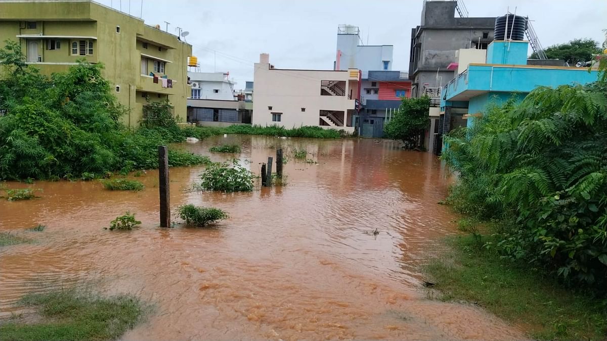 ಹುಣಸೂರು ನಗರದ ಮಂಜುನಾಥ ಬಡಾವಣೆಯ ತಗ್ಗು ಪ್ರದೇಶಕ್ಕೆ ಮಳೆ ನೀರು ಹರಿದ ಪರಿಣಾಮ ಮನೆಗಳಿಗೆ ನೀರು ನುಗ್ಗಿರುವುದು