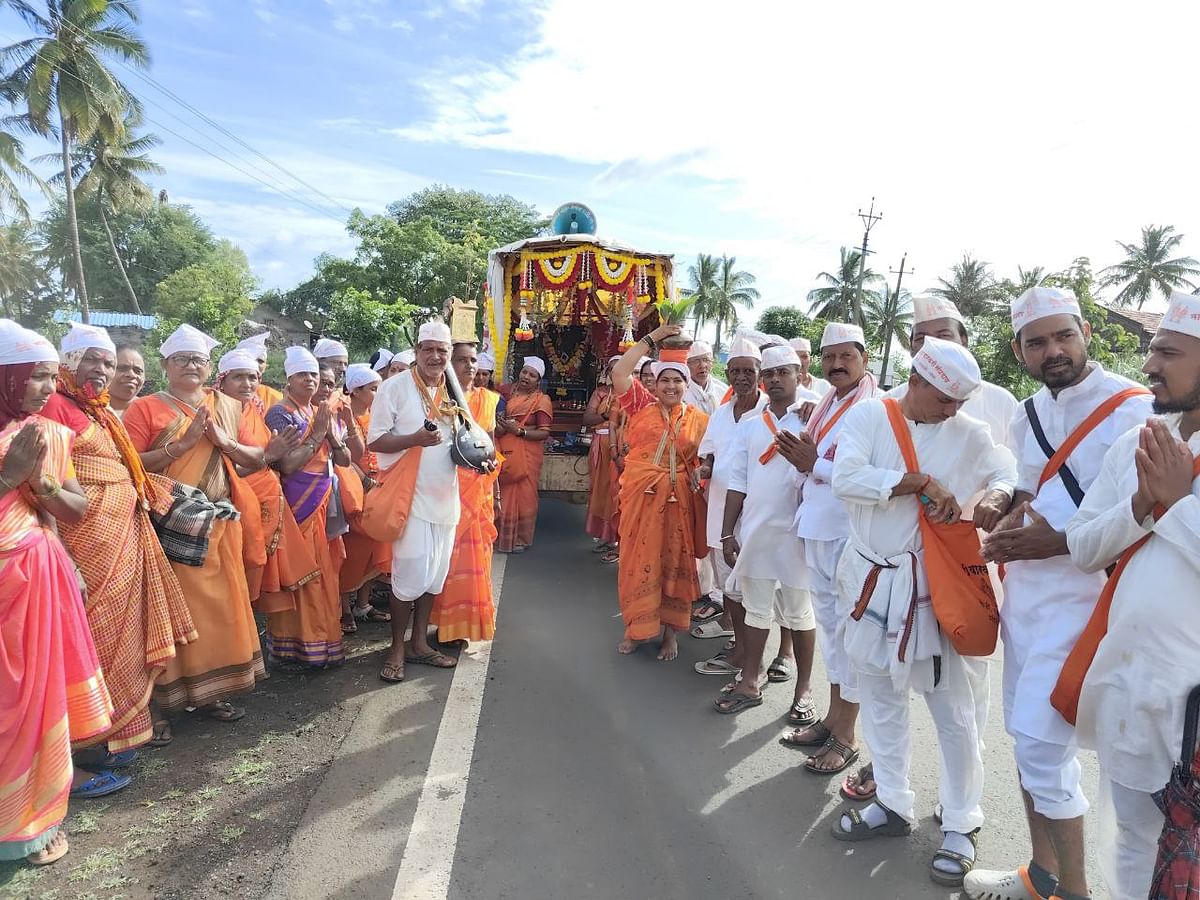 ಮಹಾರಾಷ್ಟ್ರದ ಮೀರಜ್‌ನಿಂದ ಪಂಢರಪುರಕ್ಕೆ ತೆರಳುತ್ತಿರುವ ಸಂತರು