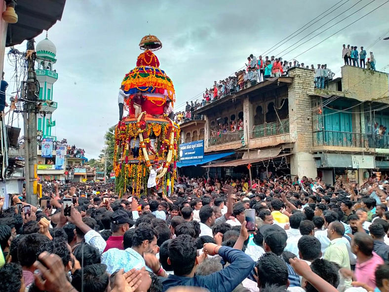 ತಾಳಿಕೋಟೆ ಪಟ್ಟಣದ ಆರಾಧ್ಯದೈವ ಖಾಸ್ಗತೇಶ್ವರ ಅಜ್ಜನ ಜಾತ್ರಾ ಮಹೋತ್ಸವದ ಅಂಗವಾಗಿ ಶುಕ್ರವಾರ ರಥೋತ್ಸವ ಜರುಗಿತು