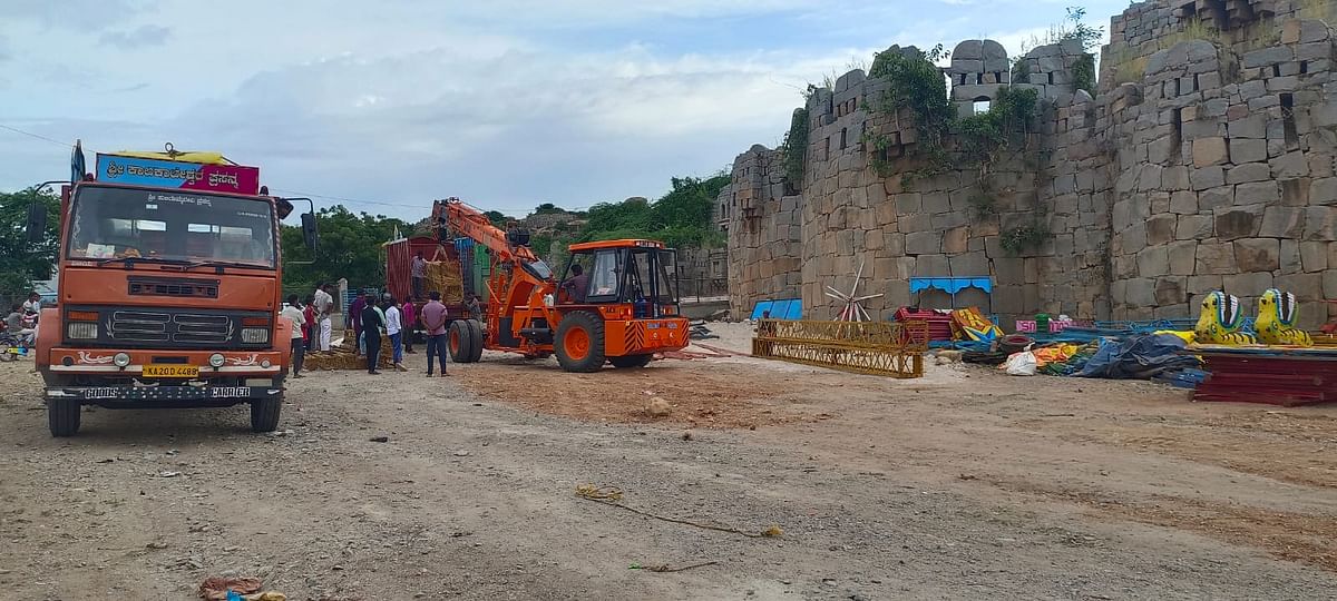 ಮುದಗಲ್ ಐತಿಹಾಸಿಕ ಕೋಟೆಯ ಕಂದಕದ ಮುಚ್ಚಿ ನಿಷೇಧಿತ ಸ್ಥಳದಲ್ಲಿ . ಜೋಕಾಲಿ/ತೊಟ್ಟಿಲು ಹಾಕಲು ಬಾರಿ ವಾಹನ ಬಳಕೆ ಮಾಡಿ ಸಾಮಾಗ್ರಿಗಳು ಇಳಿಸುತ್ತಿರುವುದು