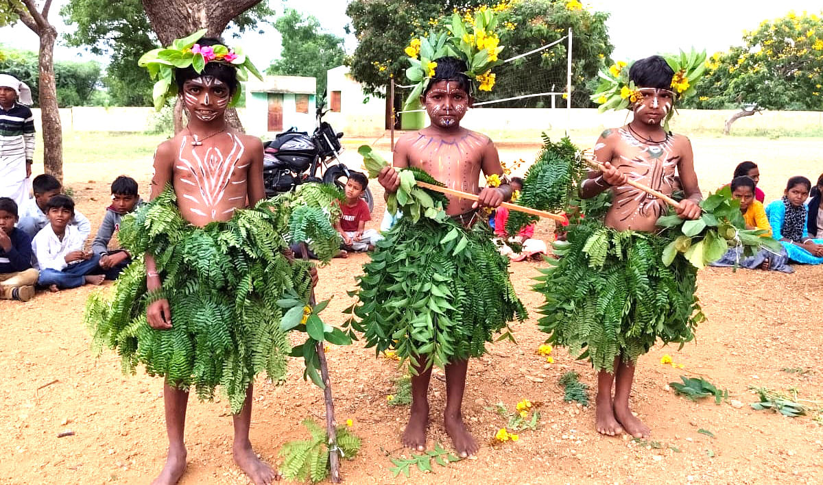 ಸಾಂಸ್ಕೃತಿಕ ಕಾರ್ಯಕ್ರಮ ಪ್ರದರ್ಶಿಸುತ್ತಿರುವ ವಿದ್ಯಾರ್ಥಿಗಳು