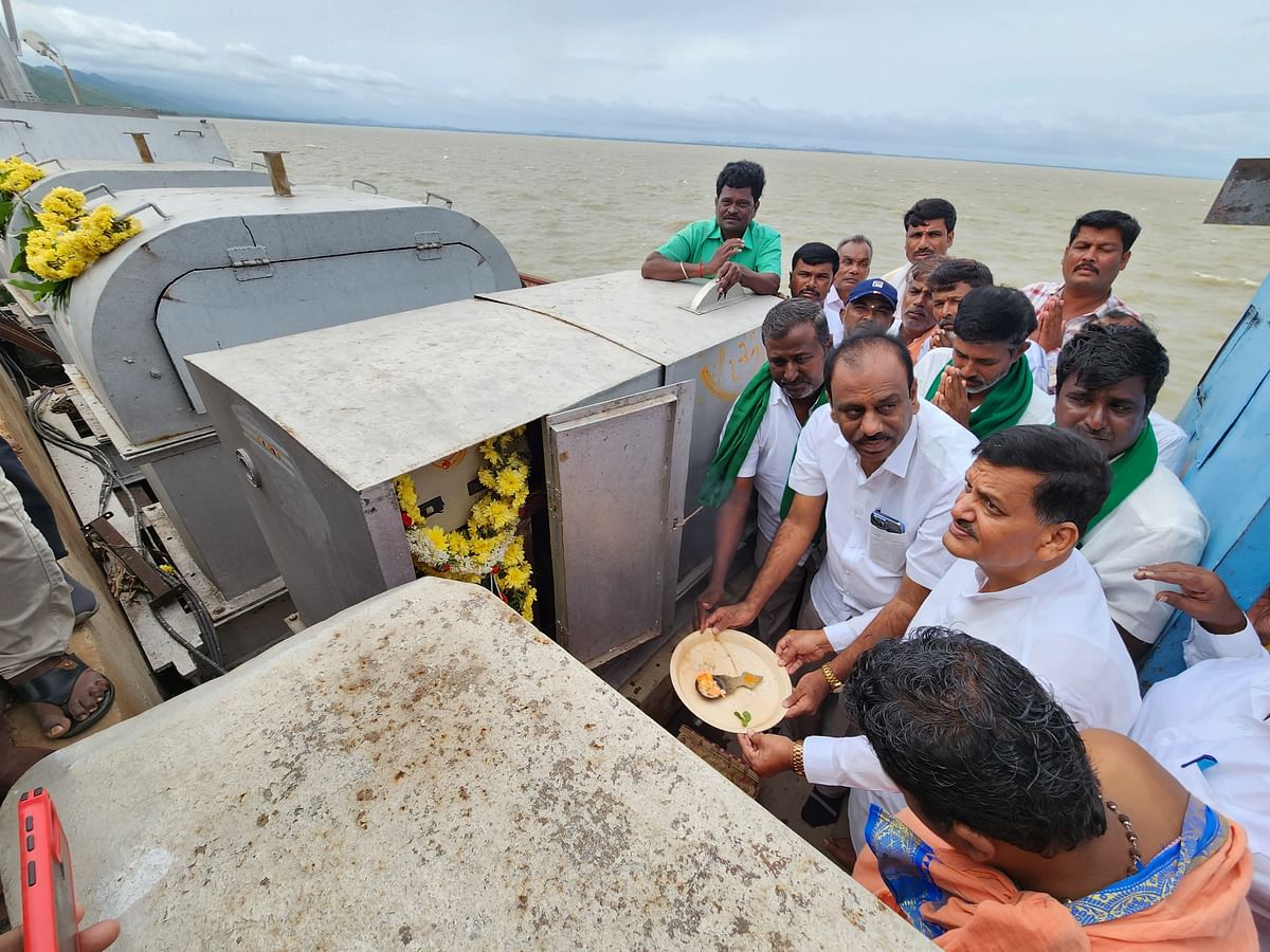 ಕಾಲುವೆಗಳಿಗೆ ನೀರು ಹರಿಸುವ ಕಾರ್ಯಕ್ಕೆ ಚಾಲನೆ ನೀಡಿದ ಸಂಸದ ರಾಜಶೇಖರ ಹಿಟ್ನಾಳ ಹಾಗೂ ಕಾಡಾ ಅಧ್ಯಕ್ಷ ‌ಹಸನಸಾಬ್ ದೋಟಿಹಾಳ್