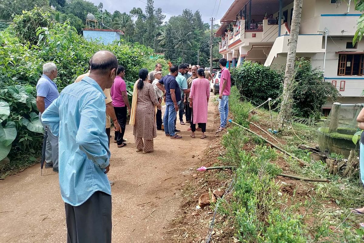 ನಾಪೋಕ್ಲು ಸಮೀಪದ ಕೋಟೇರಿ ರಸ್ತೆ ಒತ್ತುವರಿಯನ್ನು ಬುಧವಾರ ಒತ್ತುವರಿದಾರರ ಮನವೊಲಿಸಿ ತೆರವುಗೊಳಿಸಲಾಯಿತು.