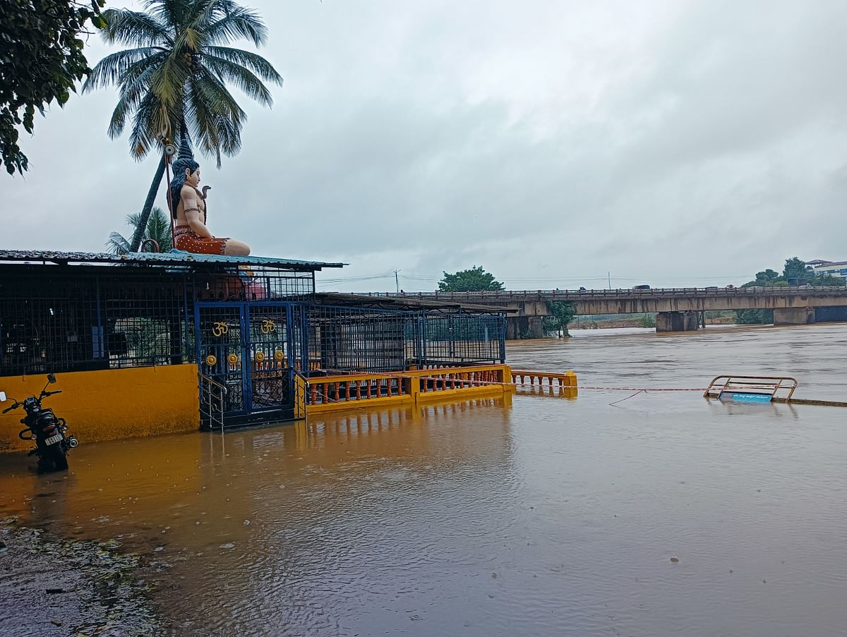 ಸಕಲೇಶಪುರದ ಹೊಳೆಮಲ್ಲೇಶ್ವರ ದೇವಸ್ಥಾನ ಜಲಾವೃತವಾಗಿದೆ.