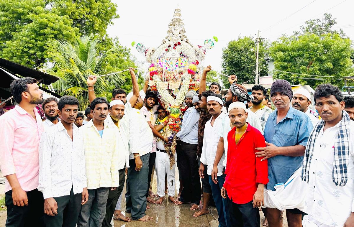 ಕನಕಗಿರಿಯಲ್ಲಿ ಲಾಲಸಾಬ ದೇವರ ಮೆರವಣಿಗೆ ಮಂಗಳವಾರ ನಸುಕಿನ ಜಾವ ನಡೆಯಿತು