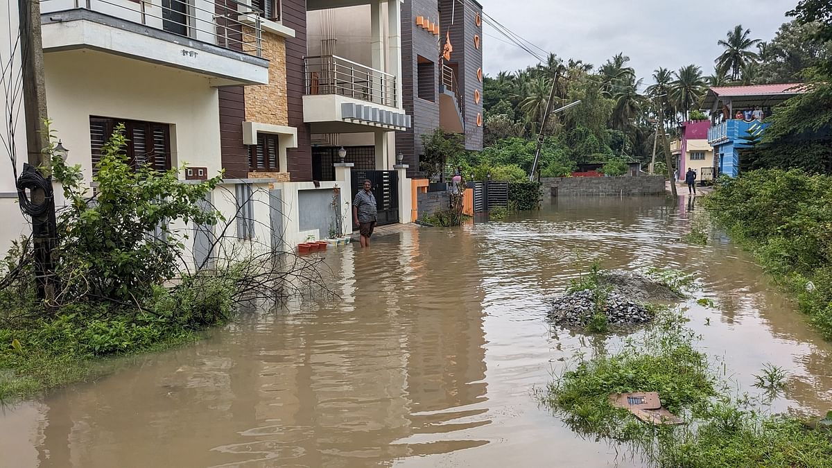 ಹೊಳೆನರಸೀಪುರದ ಕುವೆಂಪು ಬಡಾವಣೆಯ ಮನೆಗಳಿಗೆ ನೀರು ನುಗ್ಗಿ ಜನರು ತೊಂದರೆ ಅನುಭವಿಸಿದರು