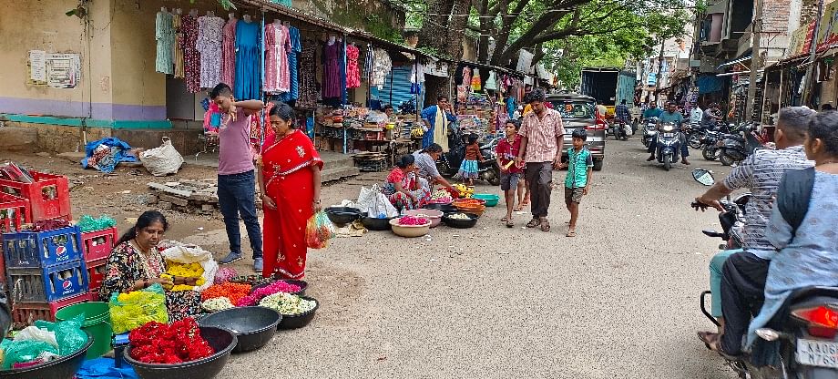 ರಸ್ತೆ ಬದಿಯಲ್ಲಿ ವ್ಯಾಪಾರ ಮಾಡುತ್ತಿರುವ ಹೂವಿನ ವ್ಯಾಪಾರಸ್ಥರು 