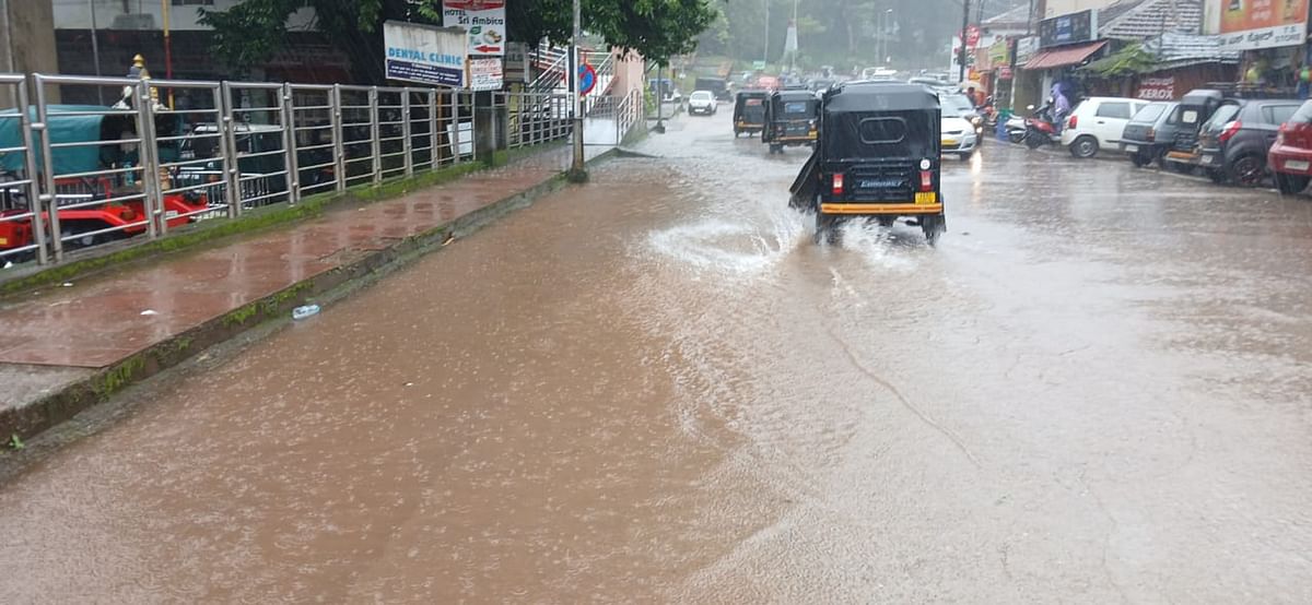 ಮಡಿಕೇರಿ ನಗರಸಭೆಯ ಮುಂಭಾಗ ಭಾರಿ ಮಳೆಯಿಂದ ಕೆರೆಯಂತಾಗಿದ್ದ ದೃಶ್ಯ ಸೋಮವಾರ ಕಂಡು ಬಂತು ಪ್ರಜಾವಾಣಿ ಚಿತ್ರ/ರಂಗಸ್ವಾಮಿ