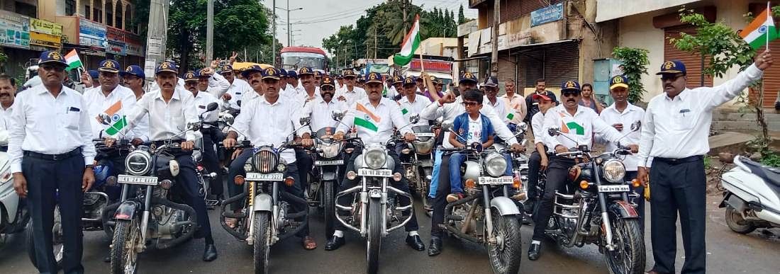 ಬೈಲಹೊಂಗಲದಲ್ಲಿ ಕಾರ್ಗಿಲ್ ವಿಜಯೋತ್ಸವ ಅಂಗವಾಗಿ ಮಾಜಿ ಸೈನಿಕರಿಂದ ಶುಕ್ರವಾರ ಬೈಕ್ ರ್ರ್ಯಾಲಿ ನಡೆಯಿತು.