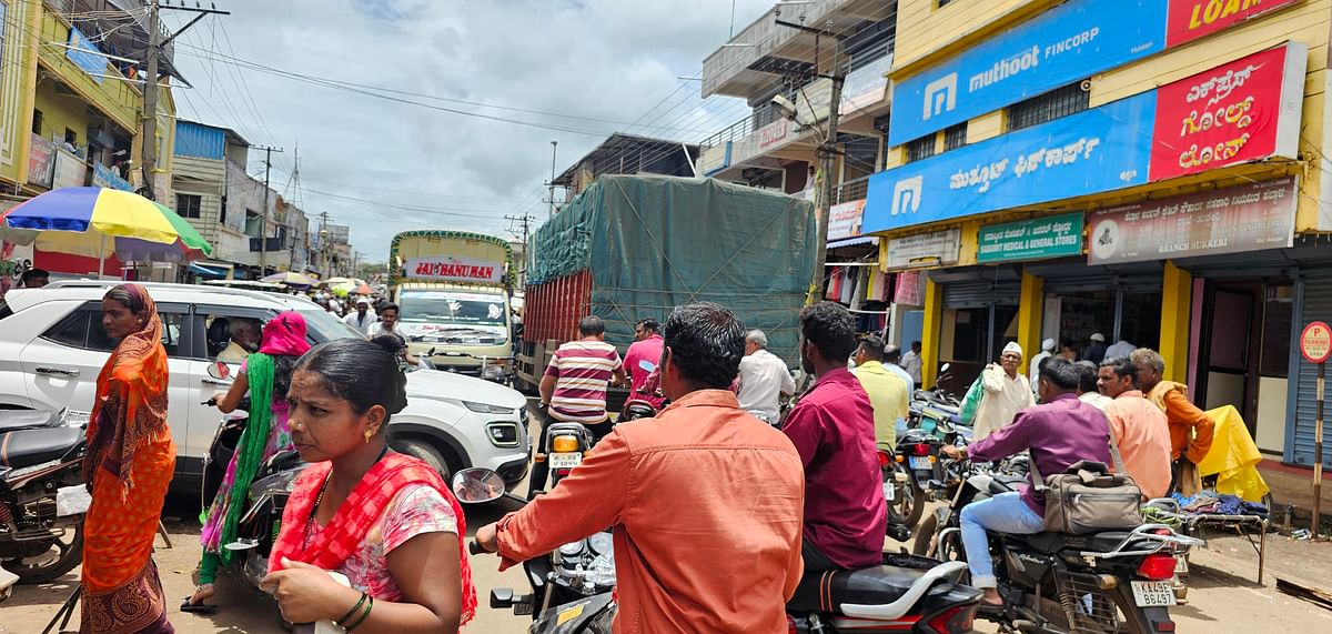 ಹುಕ್ಕೇರಿ ಪಟ್ಟಣದ ಡಿಸಿಸಿ ಮತ್ತು ಎಸ್.ಬಿ.ಐ ಬ್ಯಾಂಕ್ ಎದುರು ಬೇಕಾಬಿಟ್ಟಿಯಾಗಿ ವಾಹನ ನಿಲ್ಲಿಸುವುದರಿಂದ ಟ್ರಾಫಿಕ್ ಜಾಮ್ ಆಗಿರುವುದು