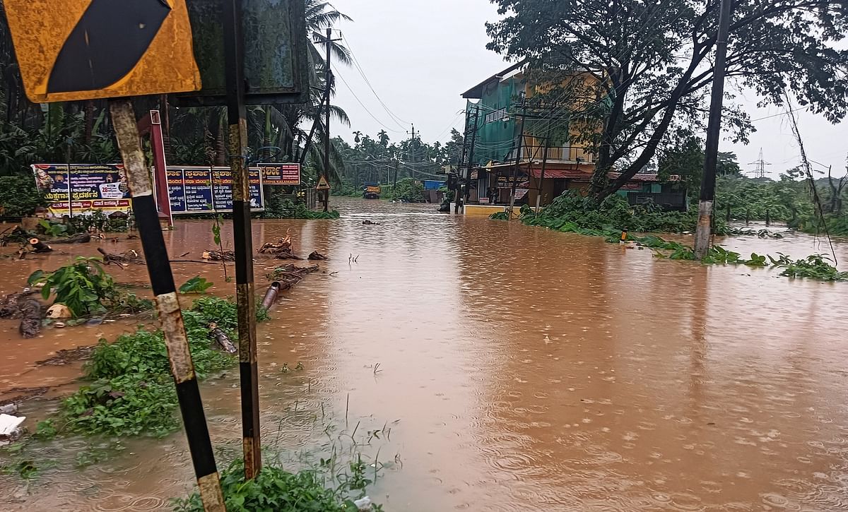 ಬಂಟ್ವಾಳ ತಾಲ್ಲೂಕಿನ ಬಿ.ಸಿ.ರೋಡು ಬಸ್ತಿಪಡ್ಪು ಸಮೀಪದಲ್ಲಿರುವ ಕೇಂದ್ರದ ಮಾಜಿ ಸಚಿವ ಬಿ.ಜನಾರ್ದನ ಪೂಜಾರಿ ಅವರ ಮನೆ ಸುತ್ತಲೂ ನೀರು ನಿಂತಿದೆ