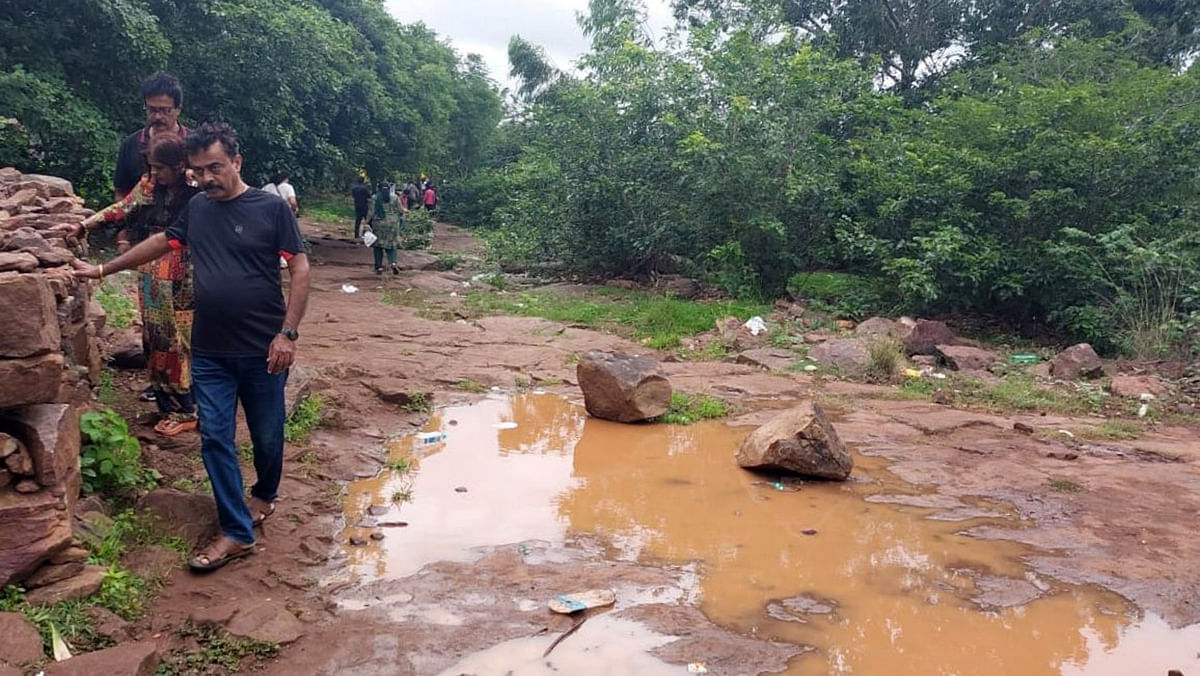 ಗೋಕಾಕ ತಾಲ್ಲೂಕಿನ ಗೊಡಚಿನಮಲ್ಕಿ ಗ್ರಾಮದಿಂದ ಜಲಪಾತ ವೀಕ್ಷಣೆಗೆ ಪ್ರವಾಸಿಗರ ಪರದಾಟ