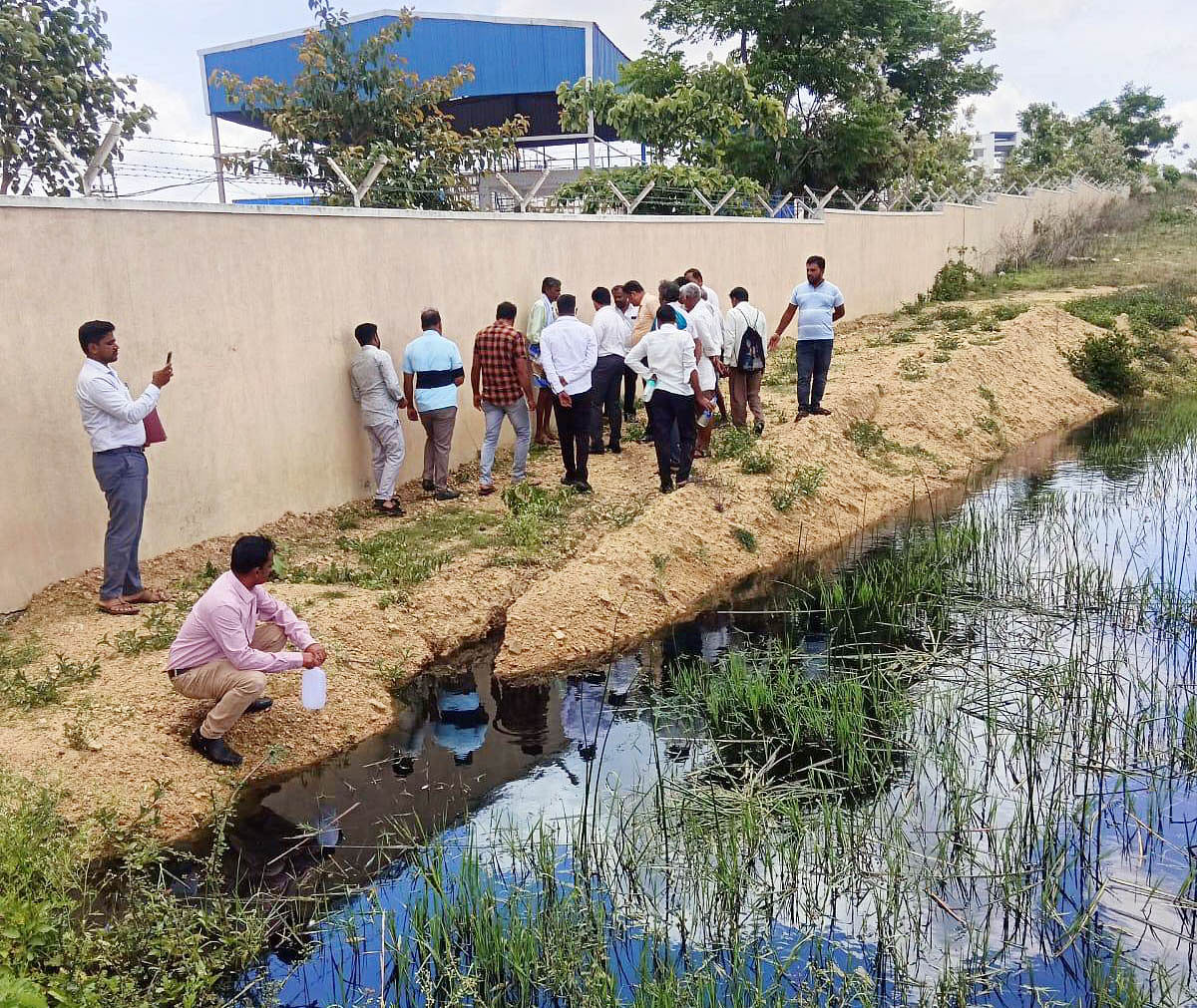 ಕೆ.ಆರ್.ಪೇಟೆ ತಾಲ್ಲೂಕಿನ ಬಣ್ಣೇನಹಳ್ಳಿ ಸಮೀಪದ ಫೇವರಿಚ್ ಮೆಗಾ ಫುಡ್ ಪಾರ್ಕ್‌ನ ಕಲುಷಿತ ನೀರು ಹರಿಯುತ್ತಿರುವುದು