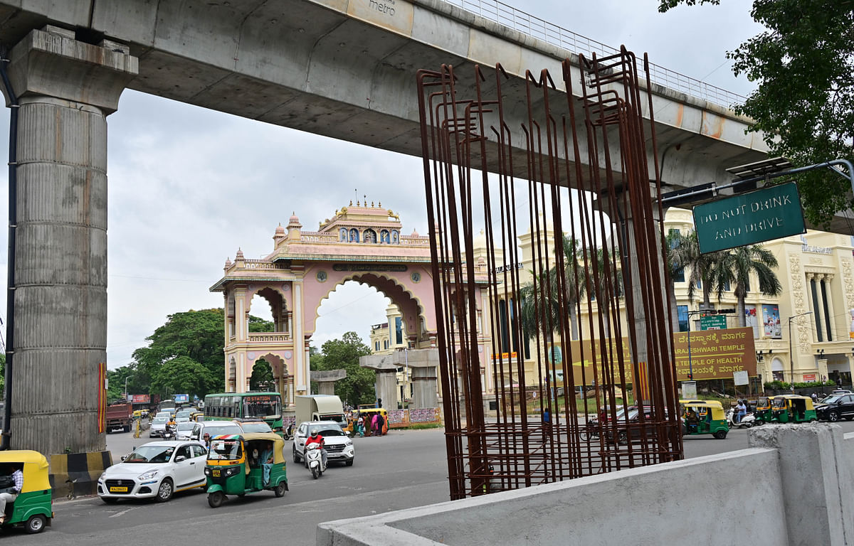 ರಾಜರಾಜೇಶ್ವರಿನಗರ ಆರ್ಚ್‌ ಬಳಿ ಮೈಸೂರು ರಸ್ತೆಯ ಬದಿಯಲ್ಲಿ ನಿರ್ಮಿಸುತ್ತಿದ್ದ ಪಿಲ್ಲರ್‌ ತುಕ್ಕು ಹಿಡಿದಿದ್ದು ಅದಕ್ಕೆ ಹೊಂದಿಕೊಂಡಂತೆ ಭೂಮಾಲೀಕರು ಗೋಡೆ ಕಟ್ಟಿದ್ದಾರೆ
ಪ್ರಜಾವಾಣಿ ಚಿತ್ರ. ಪ್ರಶಾಂತ್ ಎಚ್.ಜಿ.