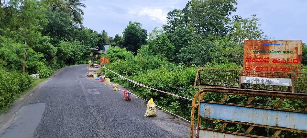 ಬಾಳೆಹೊನ್ನೂರು ಕಳಸ ರಸ್ತೆಯ ಜಕ್ಕಣಕ್ಕಿ ಬಳಿ ಸೇತುವೆಯ ಒಂದು ಭಾಗ ಕುಸಿದಿದ್ದುಬ್ಯಾರಿಕೇಡ್ ಅಳವಡಿಸಲಾಗಿದೆ.