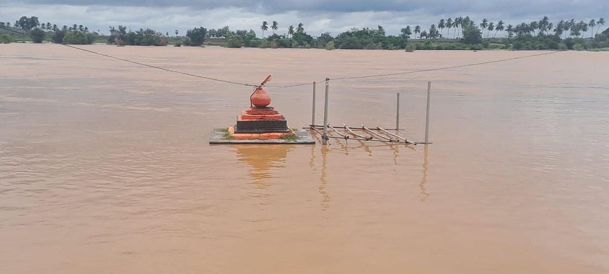 ರಾಣೆಬೆನ್ನೂರು ತಾಲ್ಲೂಕಿನ ಚೌಡಯ್ಯದಾನಪುರ ಗ್ರಾಮದ ನದಿ ತೀರದಲ್ಲಿರುವ ಶರಣ ಅಂಬಿಗರ ಚೌಡಯ್ಯನವರ ಐಕ್ಯ ಮಂಟಪ ನೀರಿನಲ್ಲಿ ಮುಳುಗಿದೆ