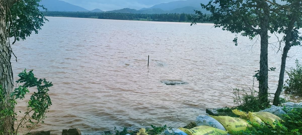 ಮದಗದ ಕೆರೆ ತೂಬು ಮುಳುಗಿ ಹೋಗಿರುವುದು