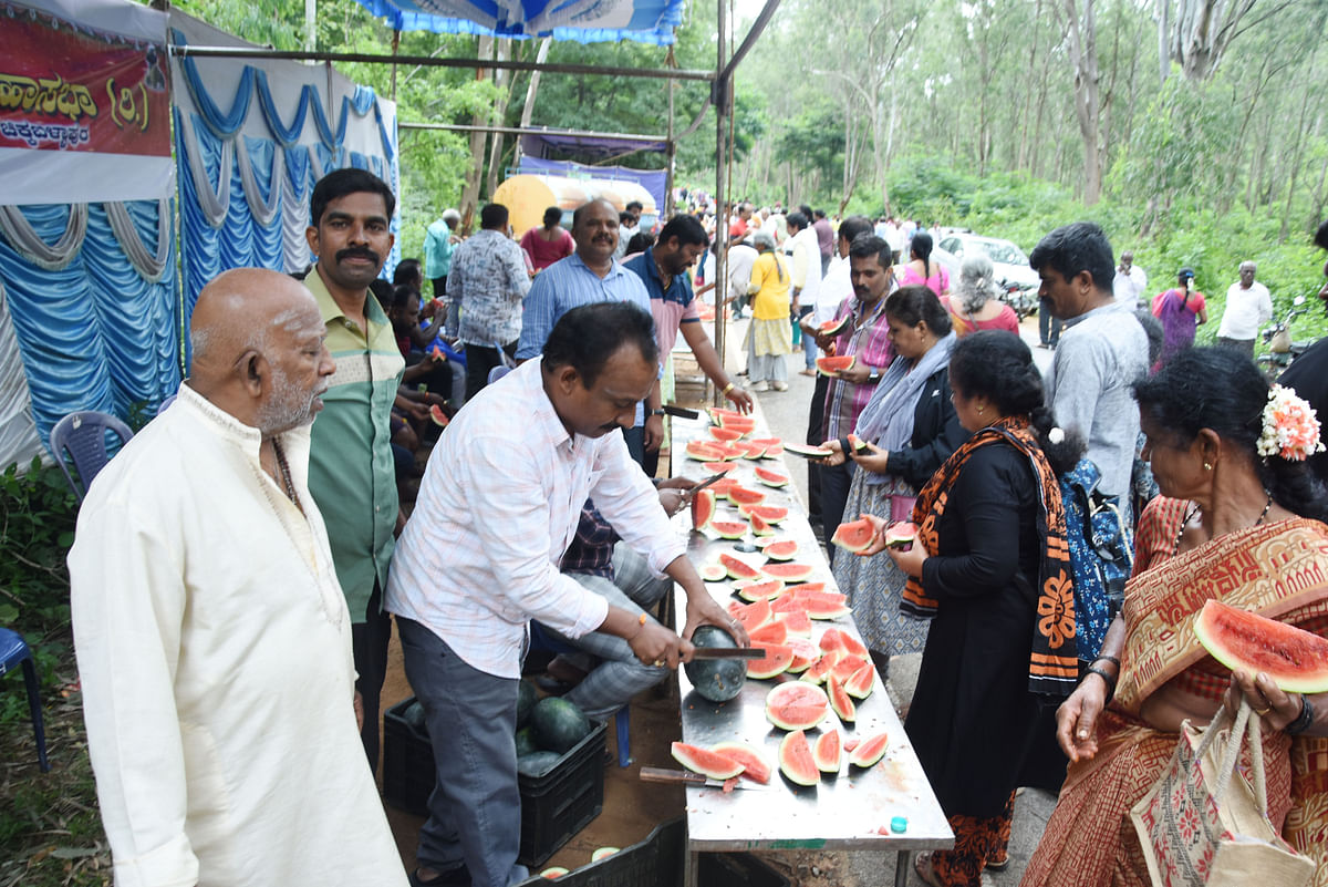 ಗಿರಿ ಪ್ರದಕ್ಷಿಣೆಯಲ್ಲಿ ಪಾಲ್ಗೊಂಡಿದ್ದ ಪಾದಯಾತ್ರಿಗಳಿಗೆ ಹಣ್ಣು ವಿತರಣೆ