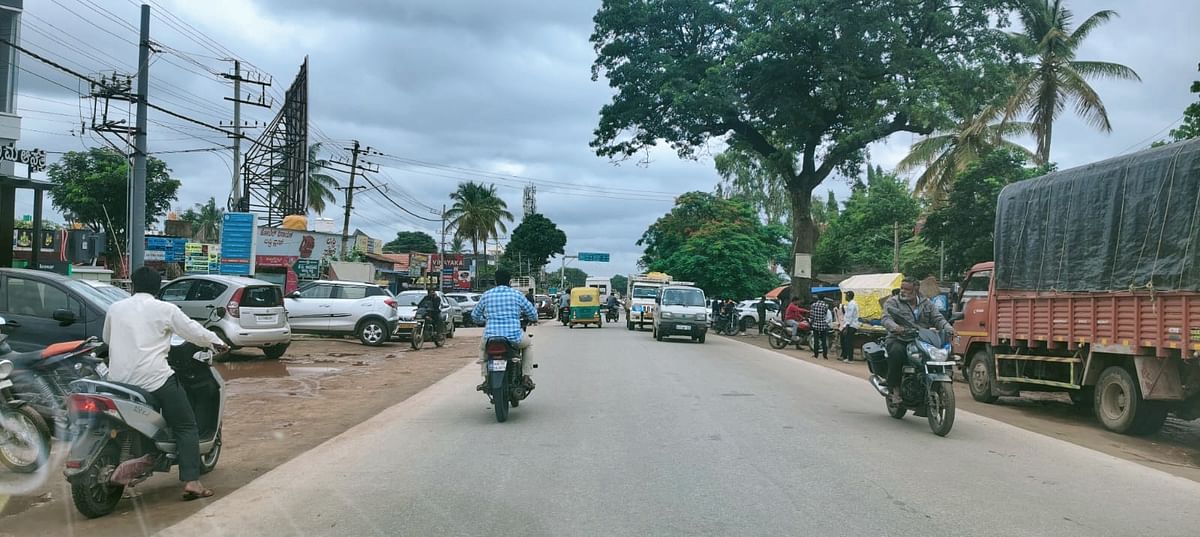 ಕಡೂರು ಪಟ್ಟಣದೊಳಗೆ ರಾಷ್ಟ್ರೀಯ ಹೆದ್ದಾರಿ ಬದಿಯಲ್ಲೆ ನಿಲ್ಲವ ವಾಹನಗಳು