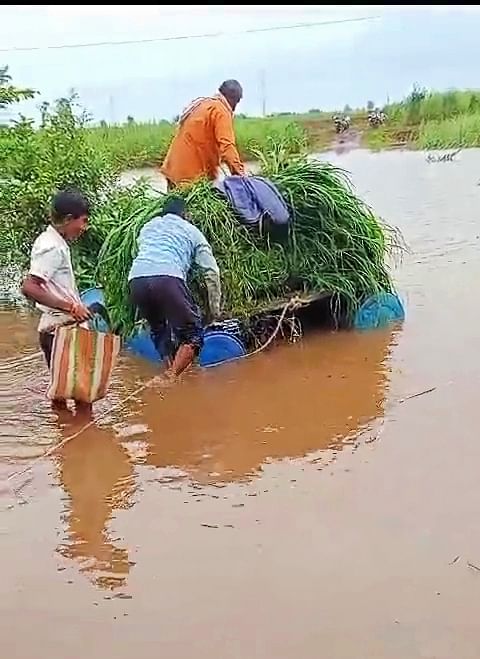 ಬೆಳಗಾವಿ ಜಿಲ್ಲೆಯ ಅಥಣಿ ತಾಲ್ಲೂಕಿನ ಹುಲಗಬಾಳಿಯ ಮಾಂಗ ವಸತಿ ಪ್ರದೇಶದಿಂದ ಜನರು ಬುಧವಾರ ಸುರಕ್ಷಿತ ಸ್ಥಳಕ್ಕೆ ತೆರಳಿದರು