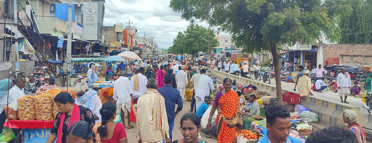 ಗಜೇಂದ್ರಗಡದ ಜೋಡು ರಸ್ತೆಯಲ್ಲಿಯೇ ಪ್ರತಿ ಮಂಗಳವಾರ ನಡೆಯುವ ವಾರದ ಸಂತೆ