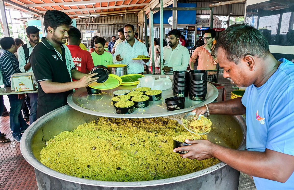 ಬೆಂಗಳೂರಿನ ಹೊಸಕೋಟೆಯ ರಾಜ್ ದಮ್ ಬಿರಿಯಾನಿ ಅವರ ಸಿಗ್ನೇಚರ್ ಖಾದ್ಯ ಮಟನ್ ದಮ್ ಬಿರುಯಾನಿ ಗ್ರಾಹಕರಿಗೆ ನೀಡಿದರು.