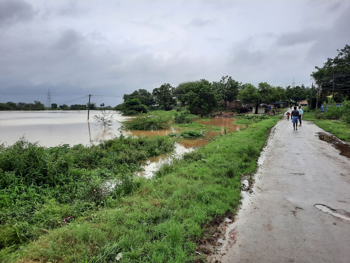 ಹಾವೇರಿ ತಾಲ್ಲೂಕಿನ ವರದಹಳ್ಳಿ ಗ್ರಾಮ ಹಾಗೂ ಪ್ಲಾಟ್‌ ನಡುವಿನ ರಸ್ತೆಯವರೆಗೂ ನುಗ್ಗಿರುವ ವರದಾ ನದಿ ನೀರು