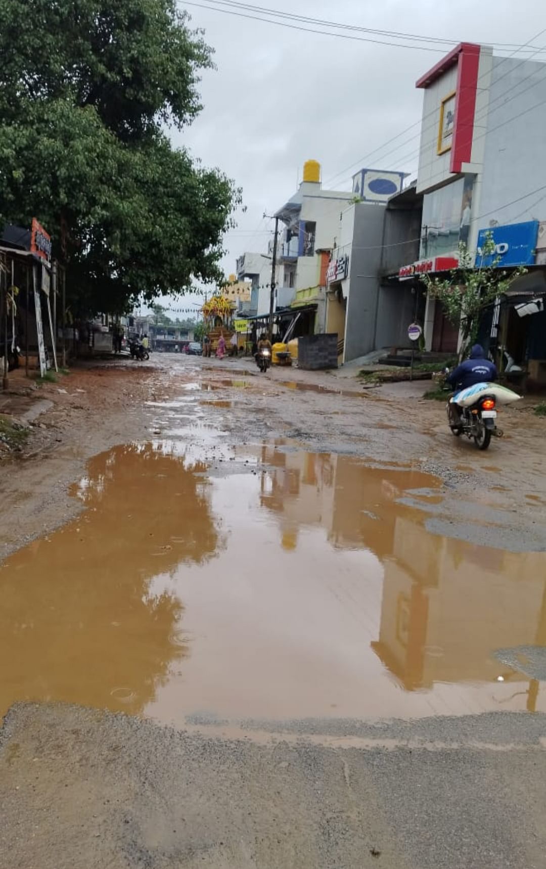 ಶಿರಾ ತಾಲ್ಲೂಕಿನ ಬುಕ್ಕಾಪಟ್ಟಣ- ಹಾಗಲವಾಡಿ ರಸ್ತೆ ಮಳೆ ಬಂದರೆ ಕೆಸರು ಗದ್ದೆಯಾಗಿರುವುದು.