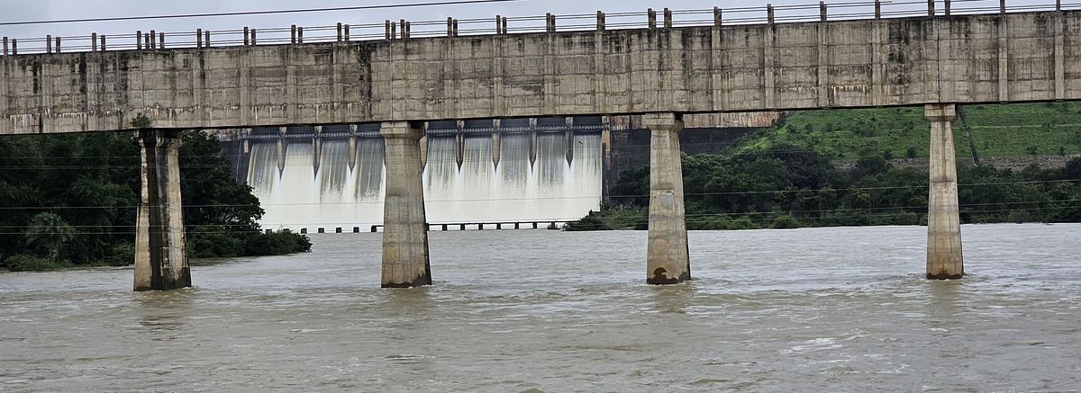 ಹುಕ್ಕೇರಿ ತಾಲ್ಲೂಕಿನ ಹಿಡಕಲ್ ಡ್ಯಾಂ ಬಳಿ ನಿರ್ಮಿಸಿರುವ ಘಟಪ್ರಭಾ ಜಲಾಶಯಯದ 10 ಕ್ರೆಸ್ಟ್ ಗೇಟ್ ಮೂಲಕ 20 ಸಾವಿರ ಕ್ಯೂಸೆಕ್ ನೀರನ್ನು ಗುರುವಾರ ನದಿಗೆ ಹರಿಸಿದಾಗ ನದಿಯಲ್ಲಿ ಕಂಡಬಂದ ನೀರು.