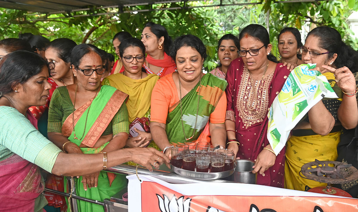 ಬಿಜೆಪಿ ಕಾರ್ಯಕರ್ತೆಯರು ಹಾಲು ಹಾಕದ ಚಹಾ ತಯಾರಿಸಿದ ಹಂಚಿದರು –ಪ್ರಜಾವಾಣಿ ಚಿತ್ರ 