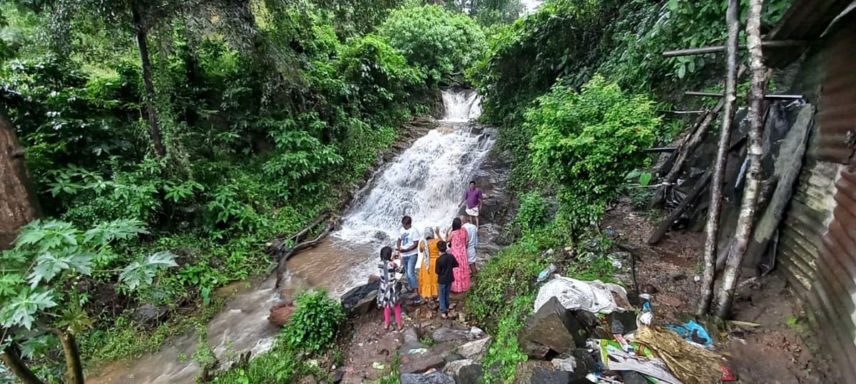 ಬಿಸಿಲೆ ಘಾಟಿನಲ್ಲಿ ಧುಮುಕುತ್ತಿರುವ ಜಲಪಾತಗಳನ್ನು ಸೊಬಗನ್ನು ಸವಿಯುತ್ತಿರುವ ಪ್ರವಾಸಿಗರು.