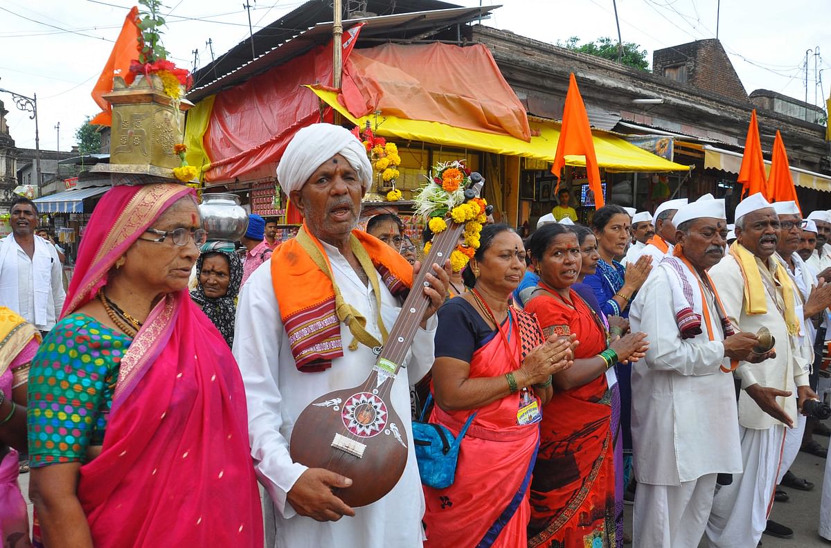 ತಲೆ ಮೇಲೆ ತುಳಿಸಿ ಕೈಯಲ್ಲಿ ತಂಬೂರಿ ನುಡಿಸುತ್ತಾ ತಾಳ ಹಾಕುತ್ತಾ ಪಂಢರಪುರದಲ್ಲಿ ವಿಠಲನ ದರ್ಶನಕ್ಕೆ ಕಾದು ನಿಂತಿರುವ ಭಕ್ತರ ಸಾಲು   –ಪ್ರಜಾವಾಣಿ ಚಿತ್ರ