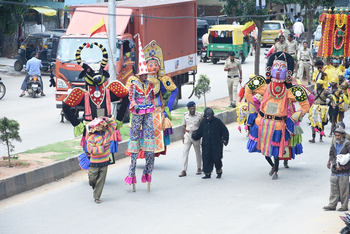 ಕನ್ನಡ ಜ್ಯೋತಿ ರಥಯಾತ್ರೆಯಲ್ಲಿ ಬೊಂಬೆಗಳ ಕುಣಿತ