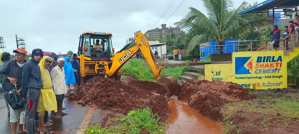 ಬೆಳಗಾವಿ ಹೊರವಲಯದ ಬಸವನ ಕುಡಚಿಯಲ್ಲಿ ಮಳೆ ನೀರು ಹರಿದುಹೋಗಲು ವ್ಯವಸ್ಥೆ ಮಾಡಲಾಯಿತು