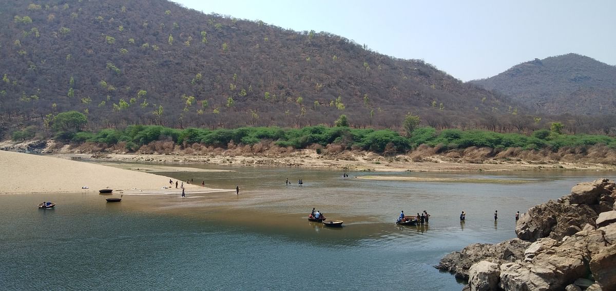 ಜಲಪಾತದ ನೀರಿನಲ್ಲಿ ತೆಪ್ಪ ವಿಹಾರದಲ್ಲಿ ತೊಡಗಿರುವ ಪ್ರವಾಸಿಗರು