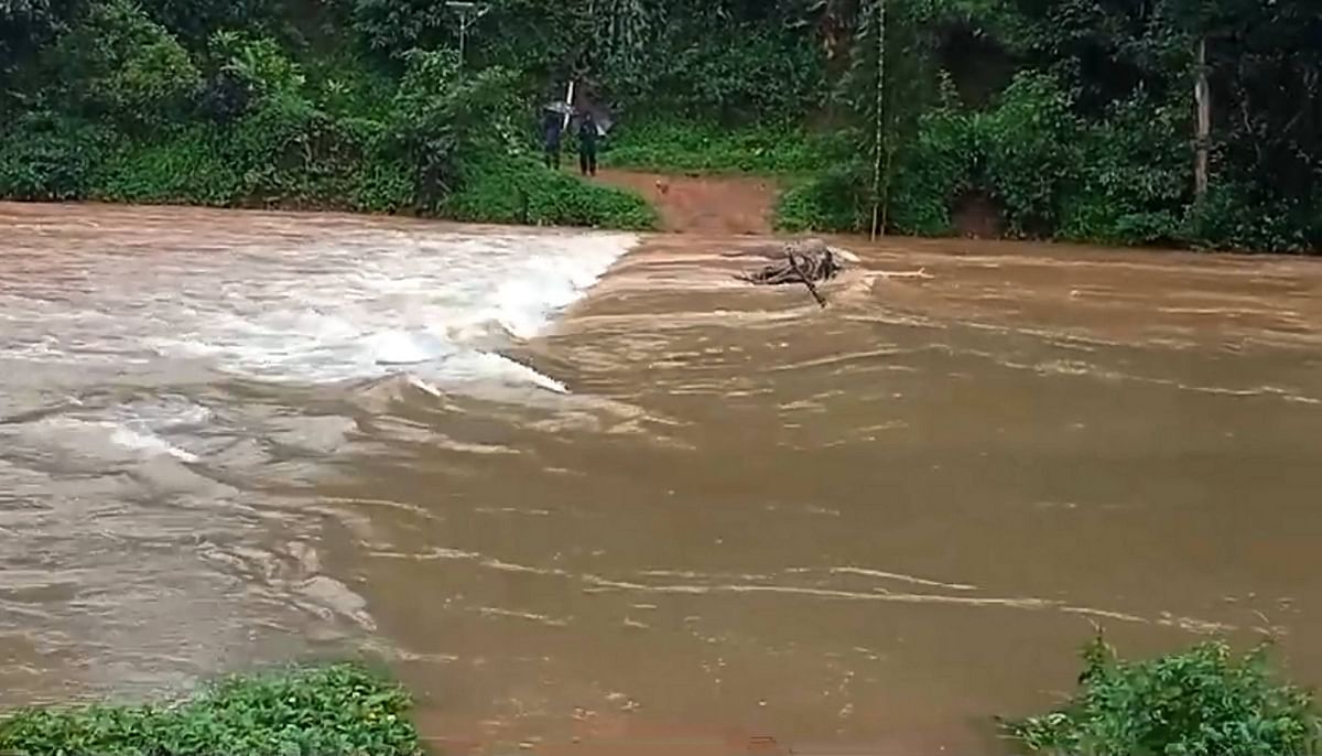 ಸೋಮವಾರಪೇಟೆ ತಾಲ್ಲೂಕಿನ ಮುಕ್ಕೋಡ್ಲು ಗ್ರಾಮದ ಗ್ರಾಮ ಸಂಪರ್ಕ ರಸ್ತೆಯೊಂದರ ಮೇಲೆ ನೀರು ತುಂಬಿ ಹರಿದ ಪರಿಣಾಮ ರಸ್ತೆ ಸಂಪರ್ಕ ಕಡಿತಗೊಂಡಿತು.