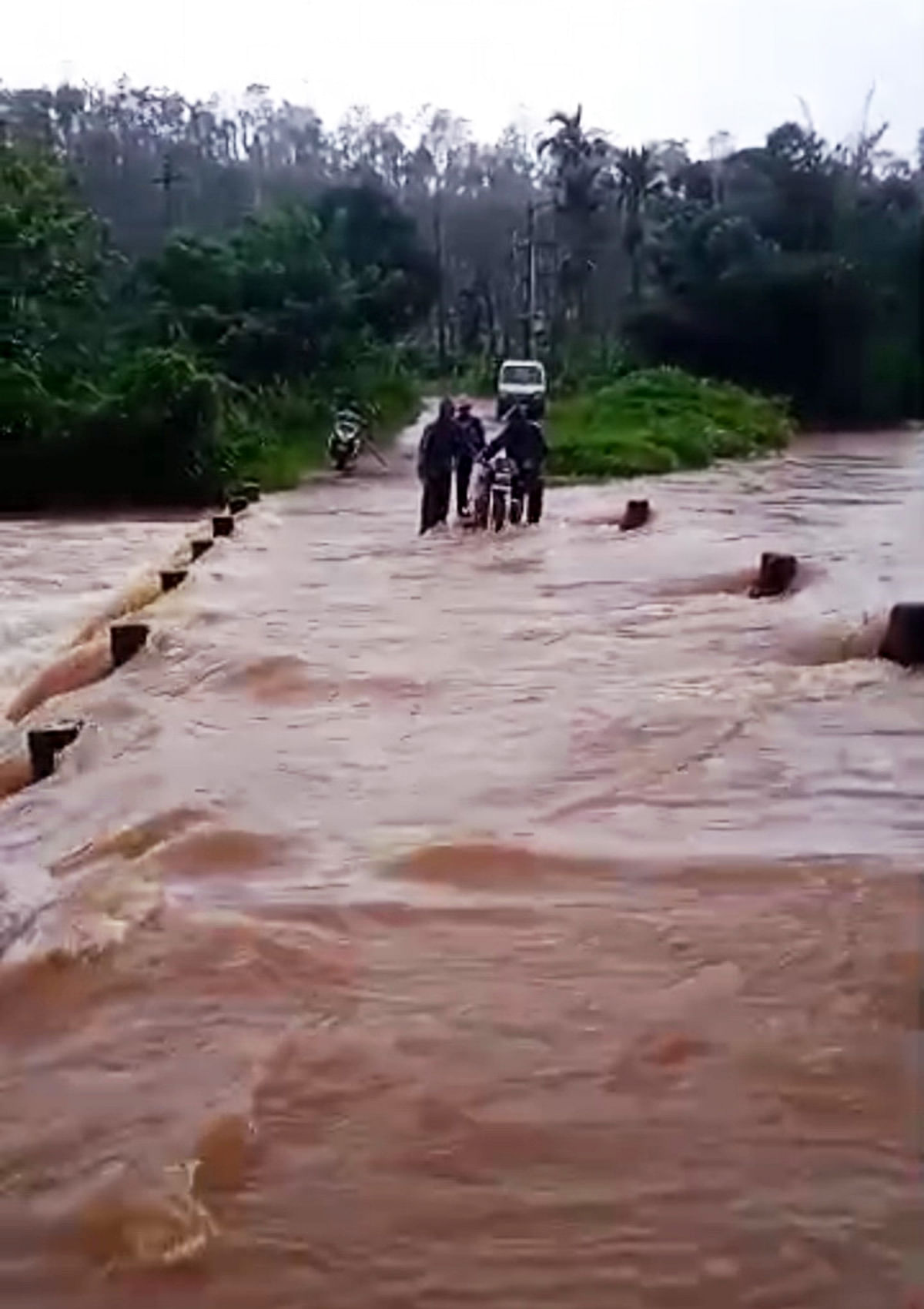 ಸಕಲೇಶಪುರ ತಾಲ್ಲೂಕಿನ ಹಾನುಬಾಳು ಸಮೀಪದ ಮಕ್ಕಿಹಳ್ಳಿ–ವೆಂಕಟಹಳ್ಳಿ ನಡುವಿನ ಬೆಟ್ಟನಳ್ಳ ಸೇತುವೆ ಮೇಲೆ ಬುಧವಾರ ನೀರು ಹರಿಯಿತು.