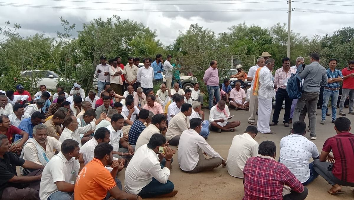 ಜಿಲ್ಲಾಧಿಕಾರಿಗಳ ನಿರ್ಲಕ್ಷ್ಯ ಧೋರಣೆ ಖಂಡಿಸಿವಸಂತನರಸಾಪುರ ಕೈಗಾರಿಕಾ ಪ್ರದೇಶದ 5 ಮತ್ತು 6ನೇ ಹಂತದ ರೈತರು ಪ್ರತಿಭಟನೆ ನಡೆಸಿದರು.