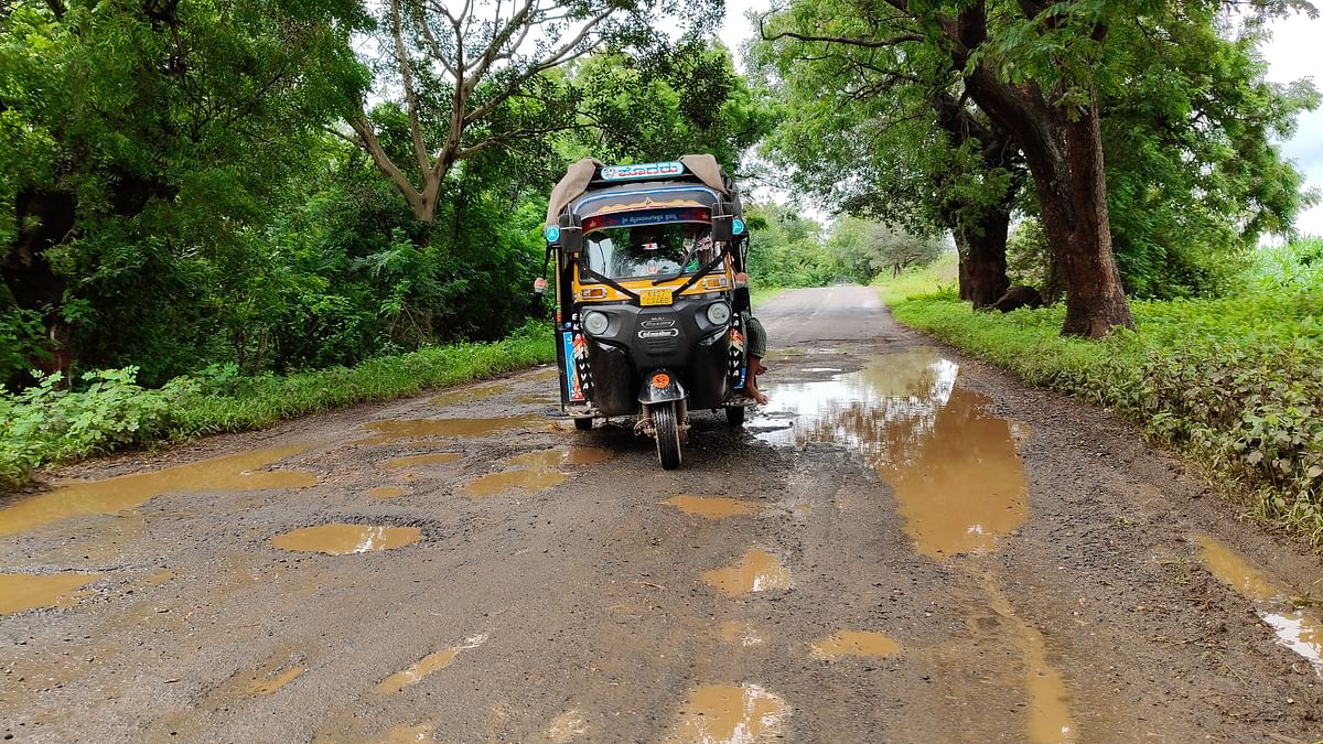 ಹಾವೇರಿ–ಕರ್ಜಗಿ ರಸ್ತೆಯಲ್ಲಿ ಗುಂಡಿಗಳು ಬಿದ್ದು ನೀರು ನಿಂತುಕೊಂಡಿರುವುದು