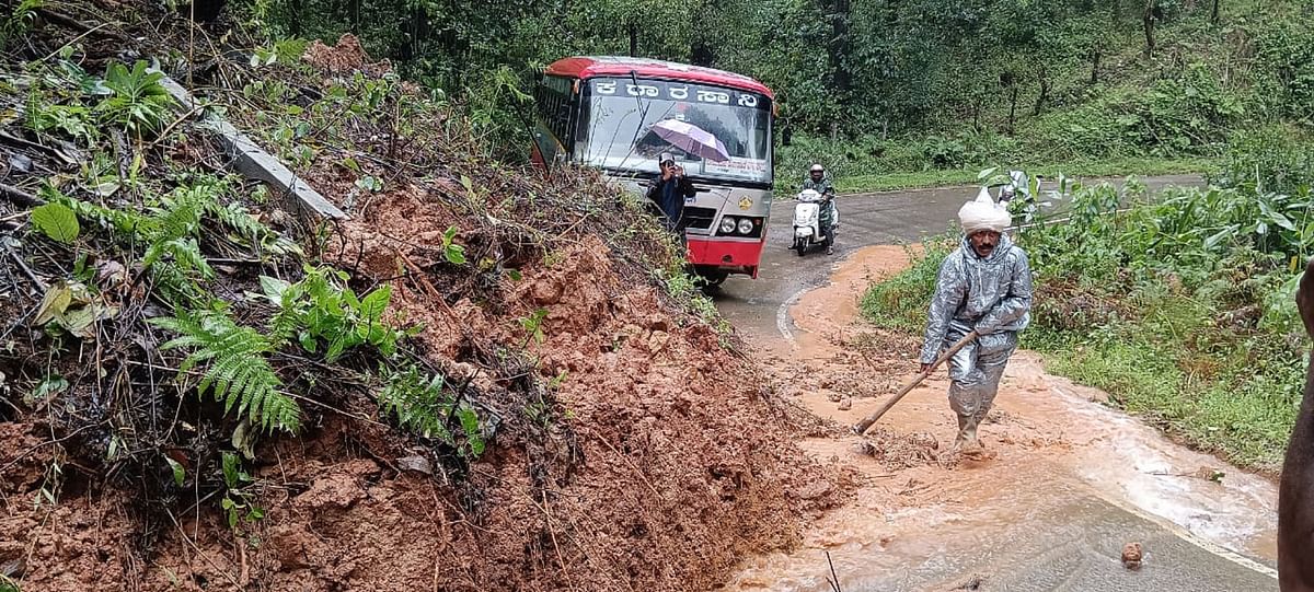 ಕೊಡಗು ಜಿಲ್ಲೆಯ ಸೋಮವಾರಪೇಟೆ ತಾಲ್ಲೂಕಿನ ಶಾಂತಳ್ಳಿ ಸಮೀಪ ರಾಜ್ಯಹೆದ್ದಾರಿಗೆ ಗುರುವಾರ ಕುಸಿದ ಮಣ್ಣನ್ನು ತೆರವುಗೊಳಿಸುವ ಕಾರ್ಯಾಚರಣೆ ನಡೆಯಿತು