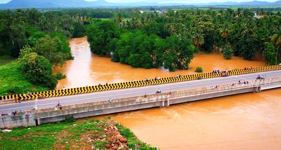 ರಟ್ಟೀಹಳ್ಳಿ ತಾಲ್ಲೂಕಿನ ತಿಪ್ಪಾಯಿಕೊಪ್ಪ ಗ್ರಾಮದ ಬಳಿ ರಾಷ್ಟ್ಟೀಯ ಹೆದ್ದಾರಿಯಲ್ಲಿ ಕುಮದ್ವತಿ ನದಿಗೆ ನೂತನವಾಗಿ ನಿರ್ಮಿಸಿರುವ ಬೃಹತ ಸೇತುವೆ