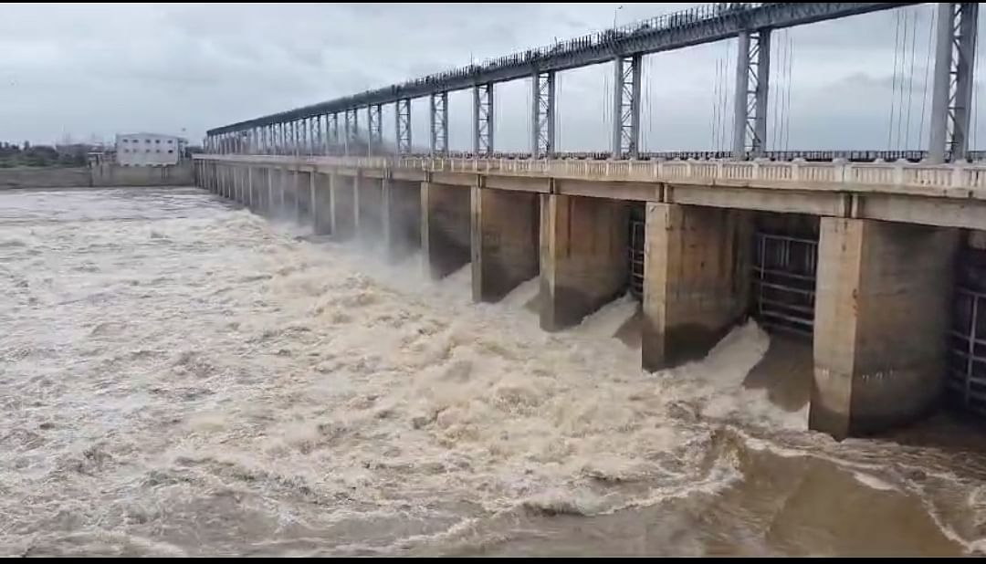 ತುಂಬಿ ಹರಿಯುತ್ತಿರುವ ತುಂಗಭದ್ರಾ ನದಿ