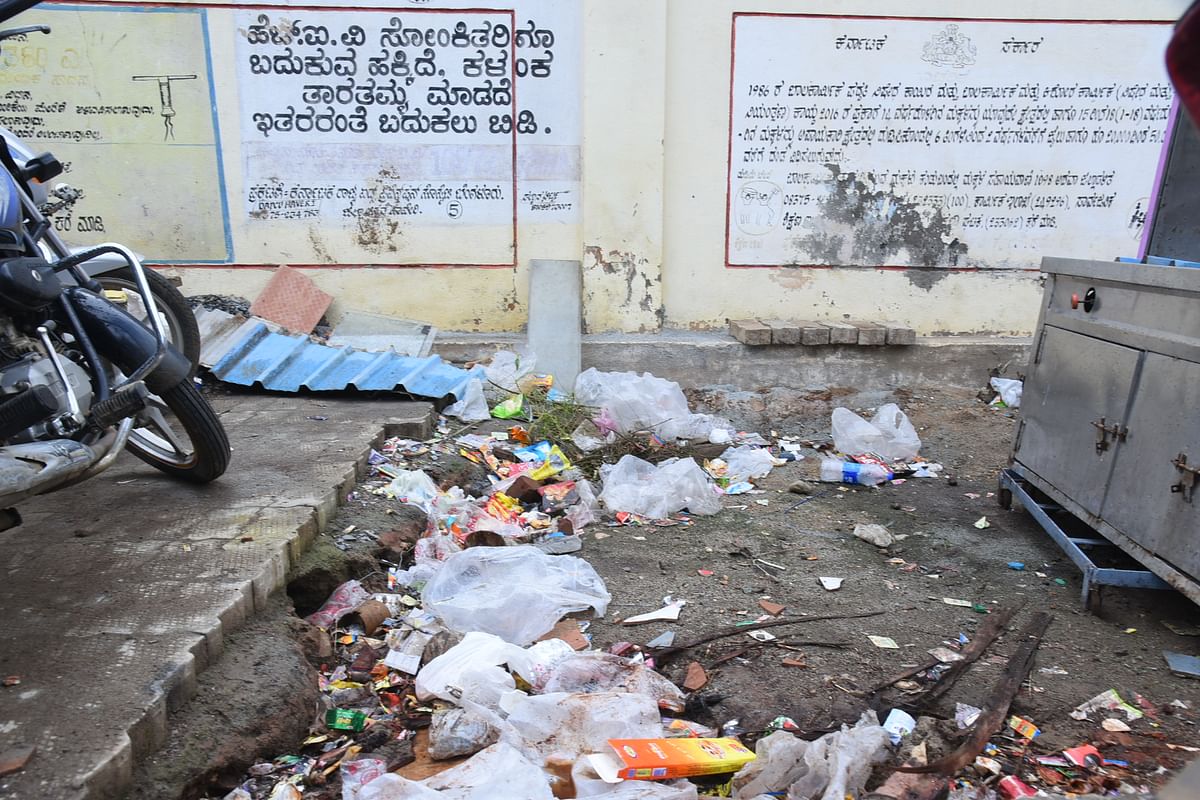 ಹಾವೇರಿ ಜಿಲ್ಲಾಸ್ಪತ್ರೆಯ ಆವರಣದಲ್ಲಿ ಕಸ ಎಸೆದಿರುವುದು