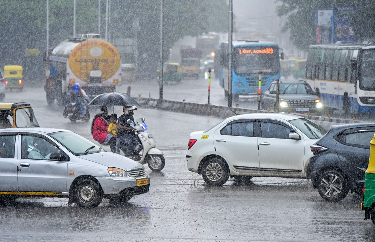 ಬೆಂಗಳೂರಿನ ಪುರಭವನದ ಬಳಿ ಭಾನುವಾರ ಬಿರುಸಿನಿಂದ ಮಳೆ ಸುರಿಯಿತು. 