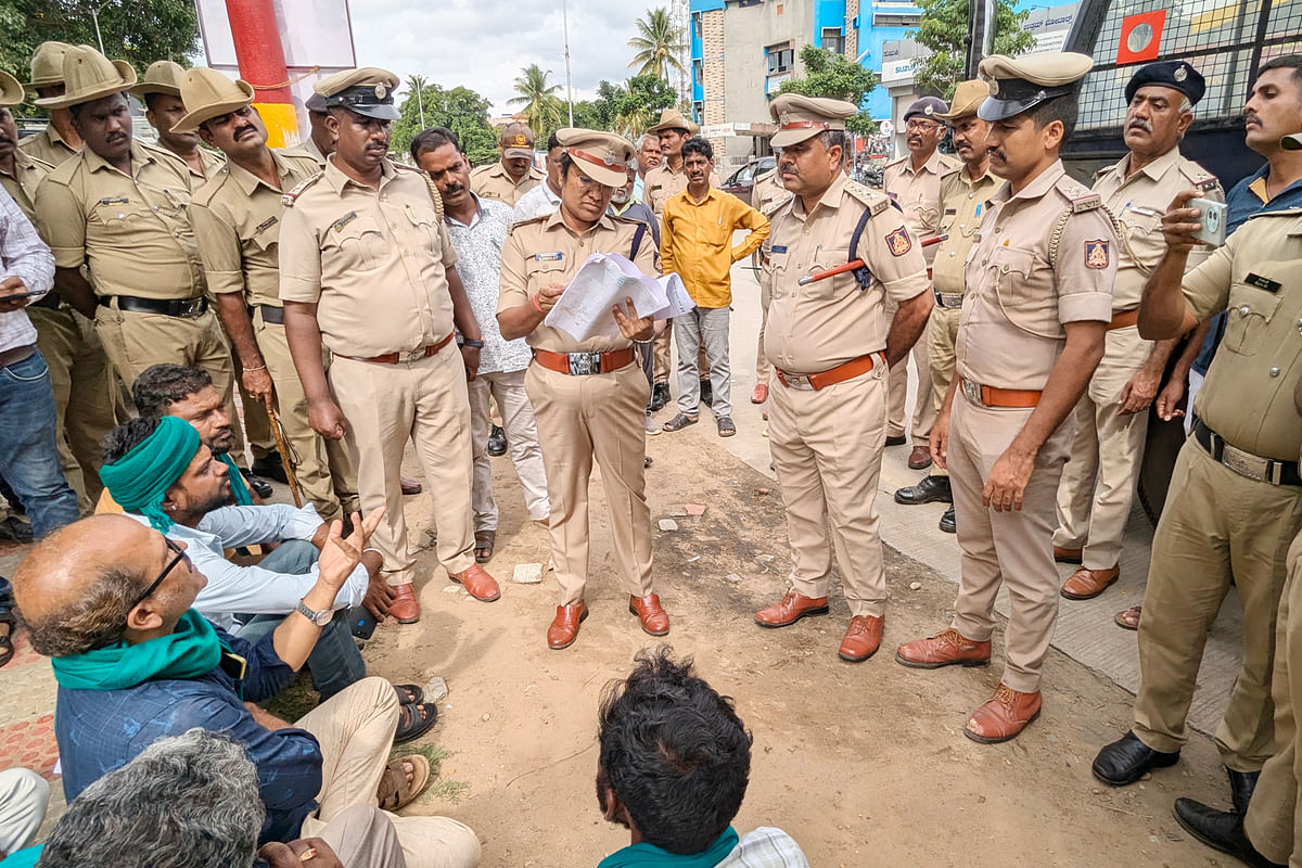 ‘ಕಾಂಗ್ರೆಸ್ ಕೃತಜ್ಞತಾ ಸಮಾವೇಶದಲ್ಲಿ ಮುಖ್ಯಮಂತ್ರಿ ಸಿದ್ದರಾಮಯ್ಯ ಅವರಿಗೆ ರೈತ ಸಂಘಟನೆಗಳು ಸಲ್ಲಿಸಿದ ಅರ್ಜಿಗಳನ್ನು ಕಸದಬುಟ್ಟಿಗೆ ಬಿಸಾಡಿರುವ ಅಧಿಕಾರಿ ವಿರುದ್ಧ ಕ್ರಮ ಜರುಗಿಸಬೇಕು’ ಎಂದು ಒತ್ತಾಯಿಸಿ ಚಾಮರಾಜನಗರದಲ್ಲಿ ಶನಿವಾರ ಎಸ್‌ಪಿ ಡಾ.ಬಿ.ಟಿ.ಕವಿತಾ ಅವರಿಗೆ ರೈತರು ಮನವಿ ಸಲ್ಲಿಸಿದರು