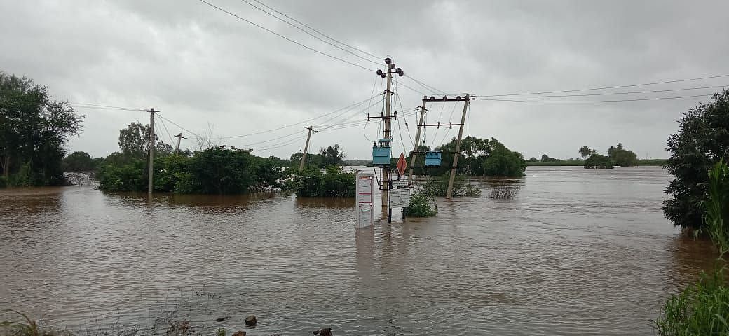 ಚಿಕ್ಕೋಡಿ ತಾಲ್ಲೂಕಿನ ಮಾಂಜರಿ ಗ್ರಾಮದ ಹೊರ ವಲಯದಲ್ಲಿ ವಿದ್ಯುತ್ ಪರಿವರ್ತಕ ಹಾಗೂ ಕಂಬಗಳು ಜಲಾವೃತಗೊಂಡಿವೆ ಚಿತ್ರ : ಚಂದ್ರಶೇಖರ ಎಸ್. ಚಿನಕೇಕರ