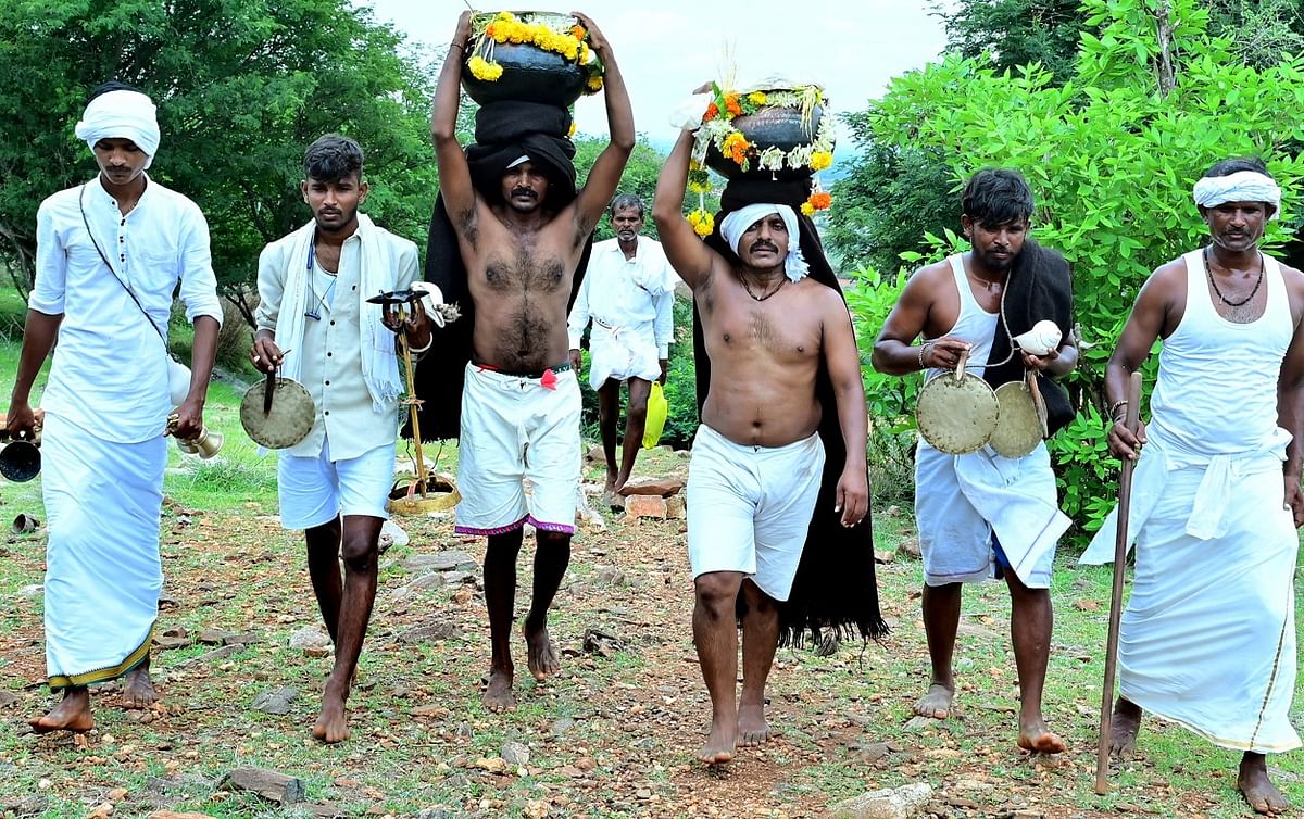 ಚಳ್ಳಕೆರೆ ತಾಲ್ಲೂಕಿನ ತಳಕು ಗ್ರಾಮದ ಬಳಿ ಗುಡ್ಡ ಮೇಲಿರುವ ಎತ್ತಪ್ಪನ ಸಮಾಧಿಗೆ ಹಾಲು-ಮೀಸಲು ಉಗ್ಗಿ ಬಾನದ ಹಂಡೇವು ಹೊತ್ತು ಬರಿಗಾಲಲ್ಲಿ ಹೋಗುತ್ತಿರುವ ಚಳ್ಳಕೆರೆ ಕಾಟಪ್ಪನಹಟ್ಟಿ ಗೊಲ್ಲರಹಟ್ಟಿ ಭಕ್ತರು