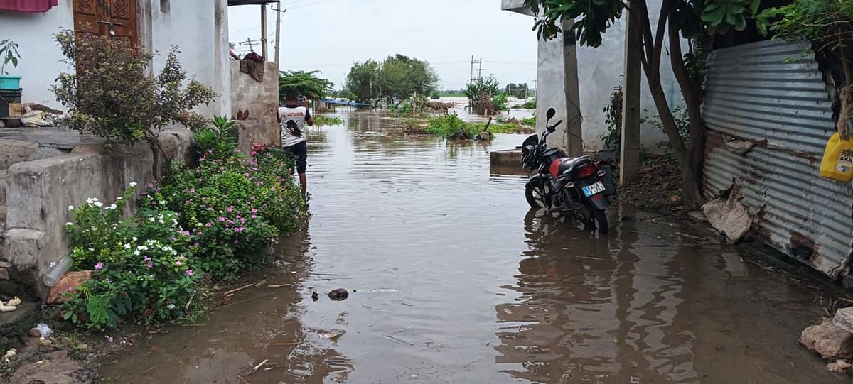 ಮುಧೋಳ ತಾಲ್ಲೂಕಿನ ಮಿರ್ಜಿ ಗ್ರಾಮದ ಮನೆಗಳಿಗೆ ಘಟಪ್ರಭಾ ನದಿ ನೀರು ನುಗ್ಗಿರುವುದು